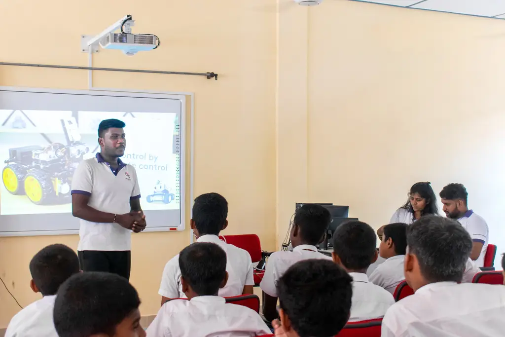 Electromechanics at Cheddipalayam Maha Vidyalayam, Cheddipalayam, Batticaloa, 2022-10-11.
