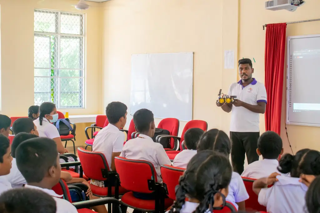 Electromechanics at Cheddipalayam Maha Vidyalayam, Cheddipalayam, Batticaloa, 2022-10-11.